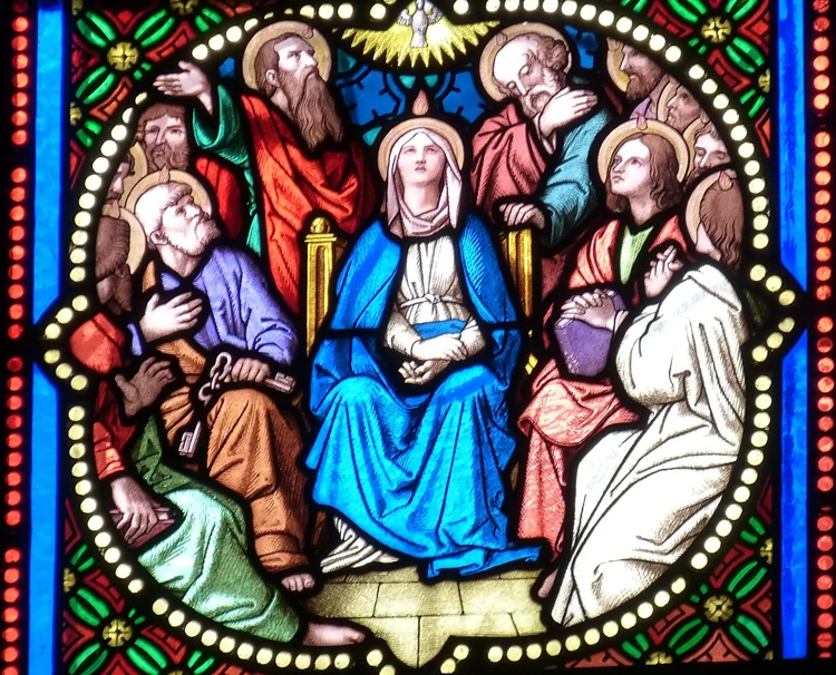 In kerken zie je vaak ramen met glas in lood met plaatjes van heiligen.