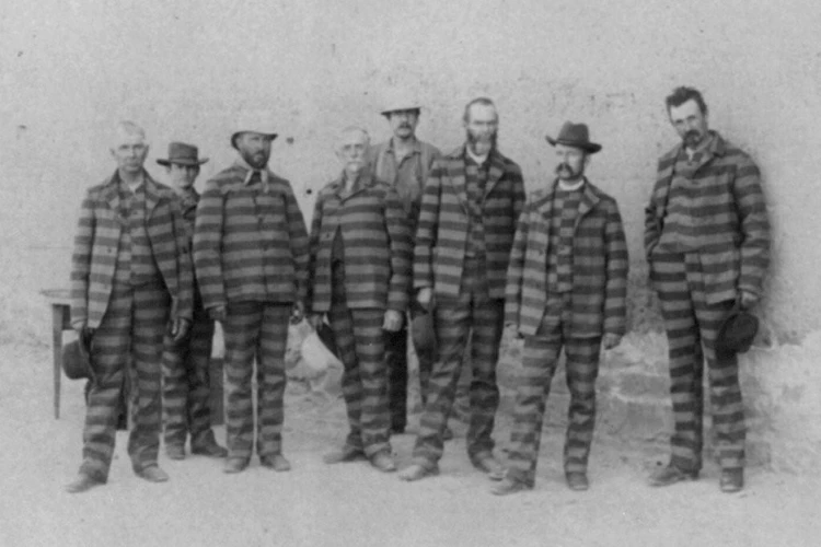 Gevangenen in Utah dragen rond 1885 horizontaal gestreepte uniformen. Deze zijn in de Auburn Prison bedacht.