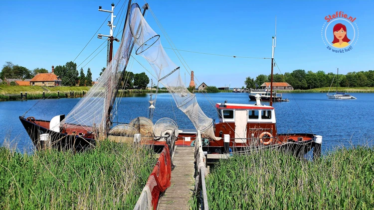 Het Zuiderzeemuseum heeft een klein dorp met meer dan honderdveertig gebouwen en boten uit het verleden.