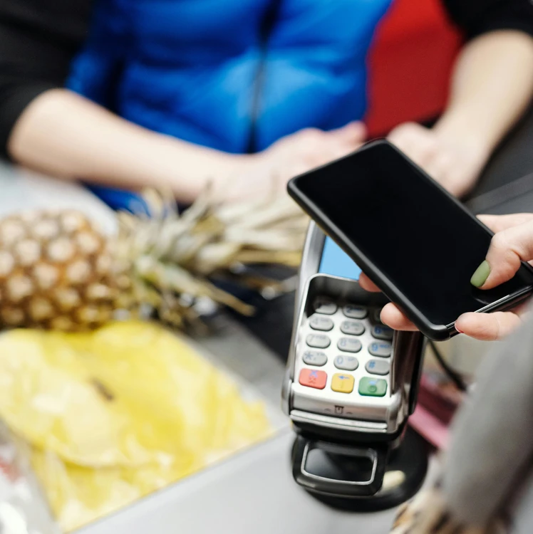 Een betaalautomaat gaat in een straal van tien centimeter op zoek gaat naar de chip in je telefoon.