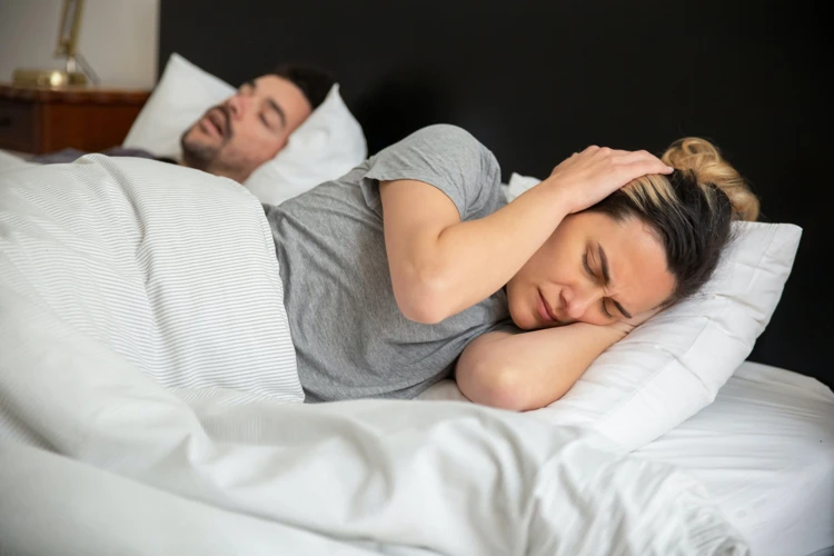 Oordopjes kunnen goed snurkgeluiden dempen waardoor je weer goed en ongestoord kan slapen