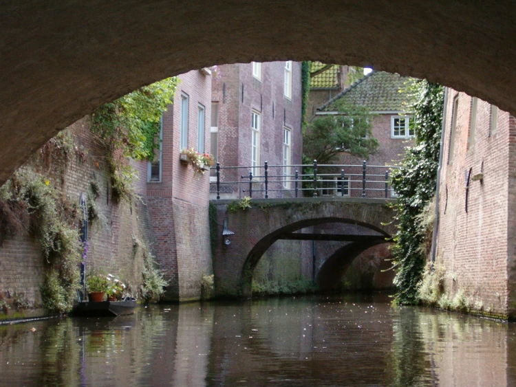 Als je gaat varen op de Binnendieze in Den Bosch zie je mooie oude huizen en stevige stadswallen.