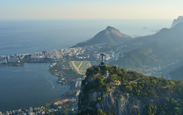 In het eerste deel brengt Maia's zoektocht naar haar verleden haar naar het zwoele Rio de Janeiro.