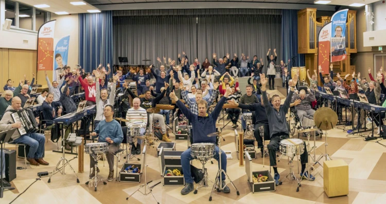 De Jostiband in actie in hun oefenruimte in Zwammerdam