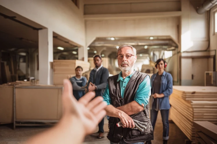 Geef een stevige handdruk, maar knijp ook weer niet zo hard dat je de vingers van de werkgever pijn doet.