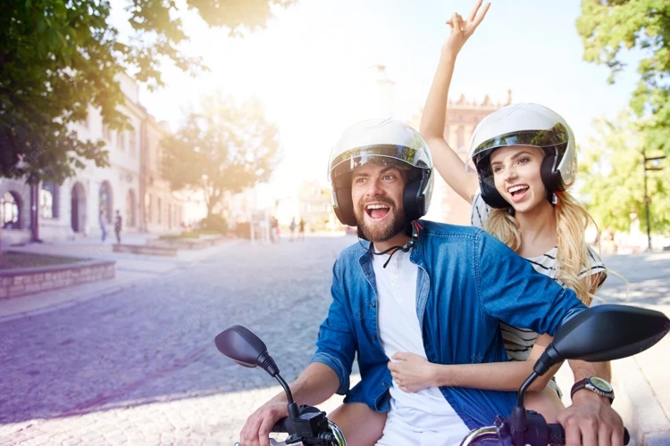 Net als voor brommerrijders is per 1 januari het dragen van een helm verplicht voor snorfietsers.