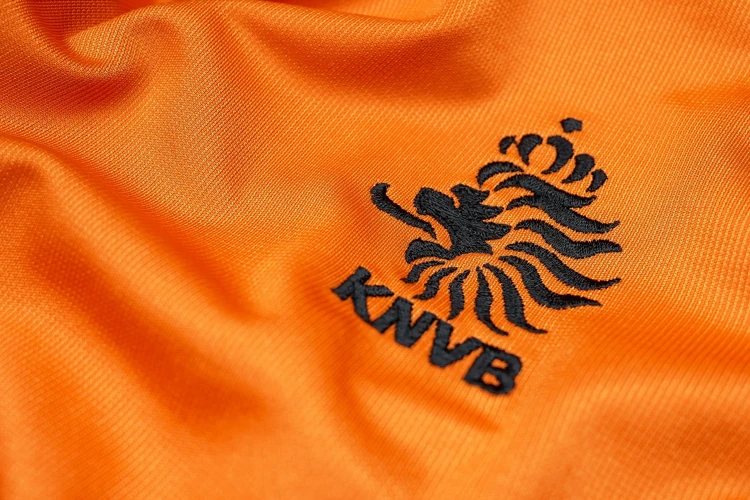 Het logo van de Koninklijke Nederlandse Voetbalbond