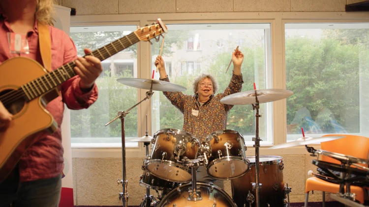 Johan gaat lekker los op het drumstel. De ABCDate Band is geboren in muziekcentrum Popradar in Den Haag.