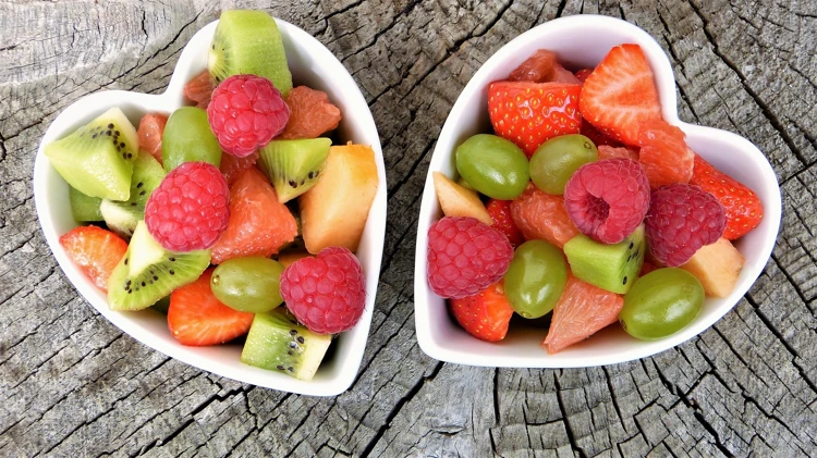 Lekker, gezond en indrukwekkend! Een zelfgemaakte fruitsalade voor bij de barbeque.