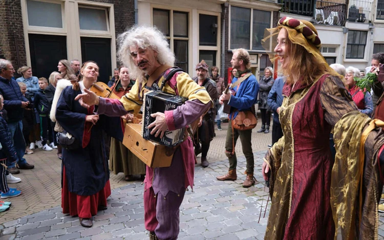 Middeleeuwse muzikanten op Zotte Zaterdag