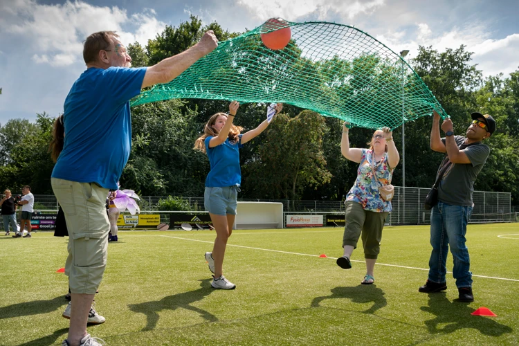 Samen met een bal en een net een parkoers afleggen is moeilijker dan het lijkt.