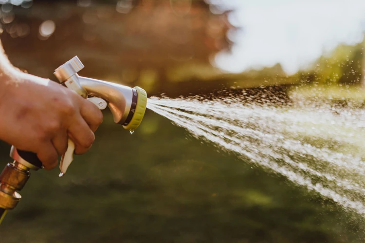 Heb jij jouw tuinslang lang niet gebruikt? Laat hem dan even doorlopen met water zonder de nevel in te ademen.