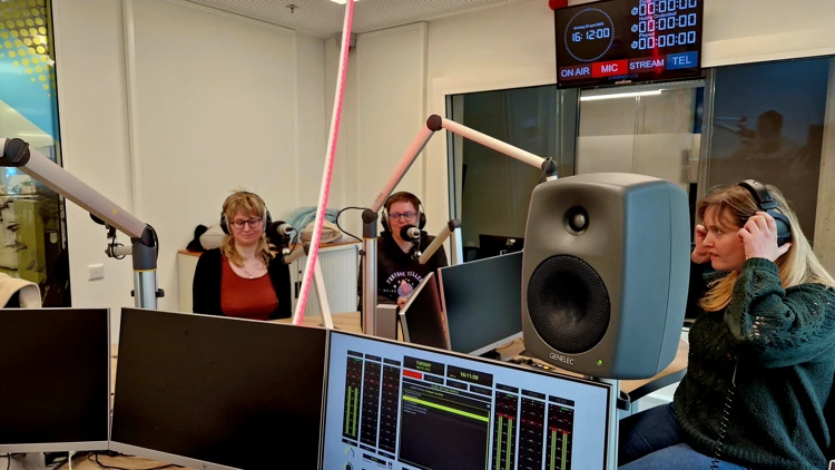 Micky Hermes en Daniëlle Amelsbeek in de podcaststudio van het Journalismlab