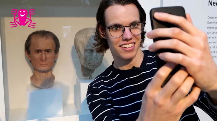 Stijn maakt een selfie in het Rijksmuseum van Oudheden