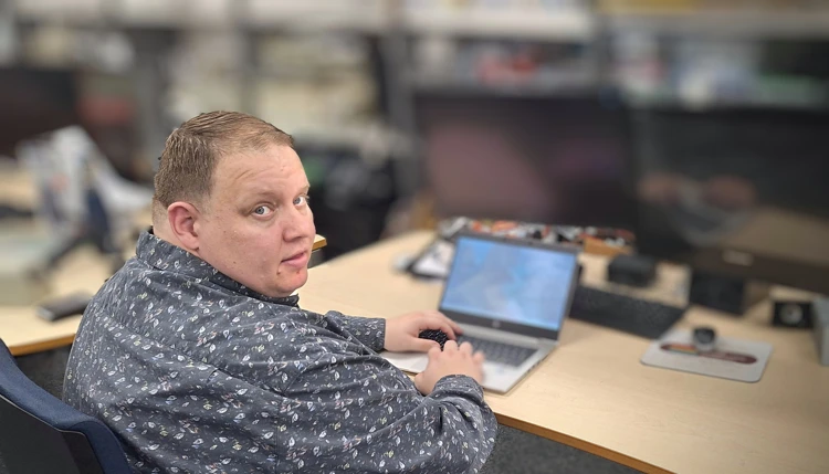 Martien houdt van techniek. Oude laptops geeft hij in Helmond weer een tweede leven. Daar wordt iedereen blij van.