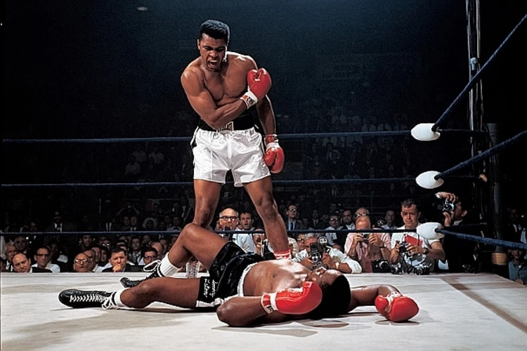 Muhammad Ali slaat tegenstander Sonny Liston knock out in de eerste minuut van de eerste ronde.
