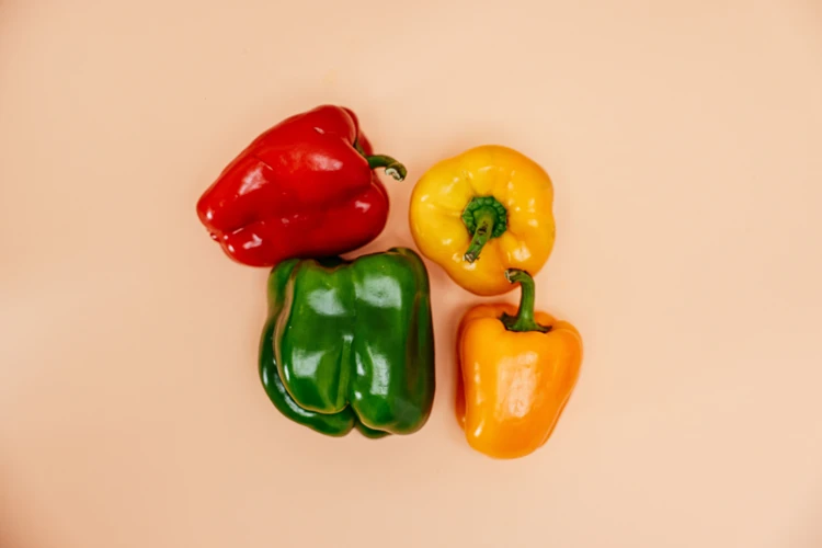 Paprika is een vruchtgroente en valt onder de groente. Paprika's zijn er in allerlei kleuren en vormen.