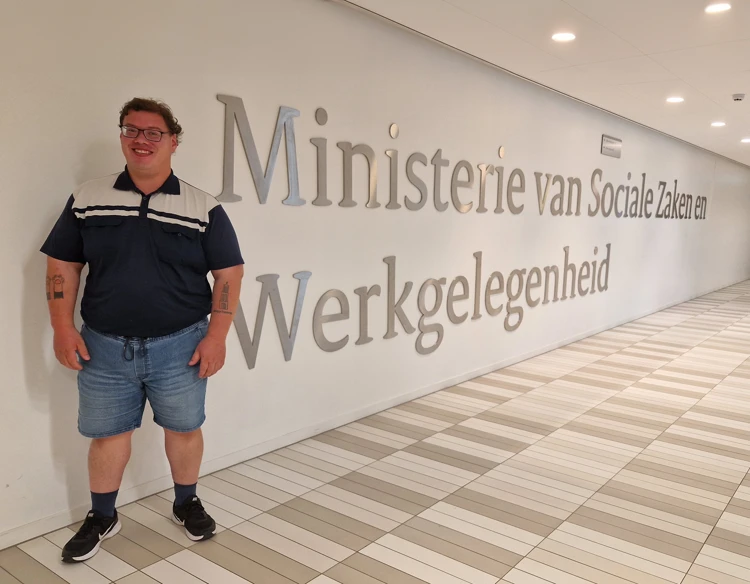 Sébastiaan op bezoek bij het UWV. Dat valt onder het ministerie van Sociale Zaken en Werkgelegenheid.