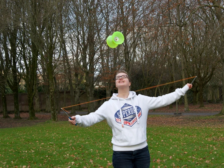 Luuk staat met een mooie foto en zijn verhaal over transgender zijn in het foto-verhalenboek van Özden Karababa.