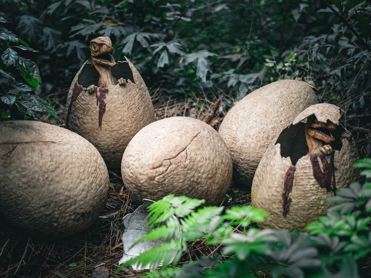 De oudste fossielen van dinosauruseieren en embryo's zijn ongeveer 190 miljoen jaar oud.