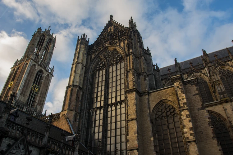 De Dom van Utrecht met op de achtergrond de hoge Domtoren