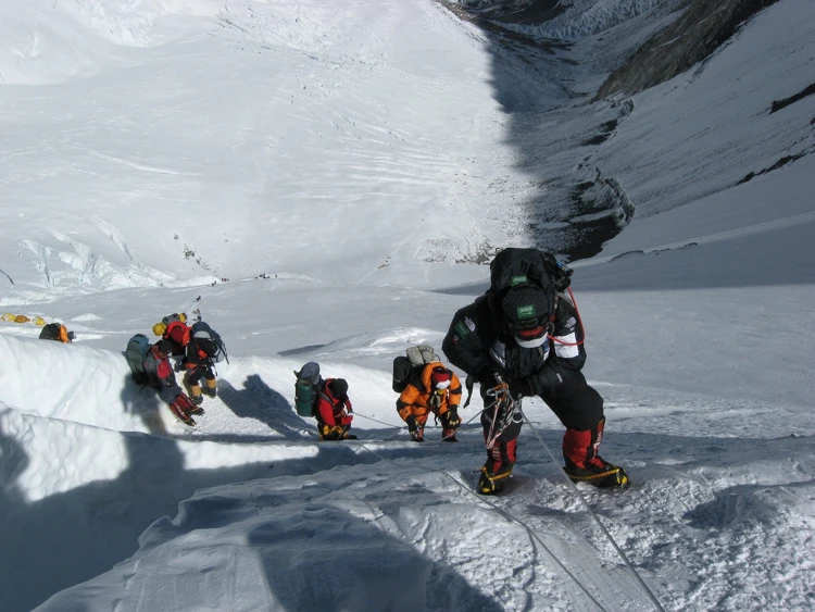 De Mount Everest ligt in Nepal. In Nepal heet de berg Chomolungma.