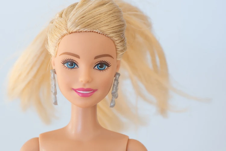 Als ‘geboortedag’ van de Barbie-pop wordt vaak 9 maart 1959 genoemd. Op die dag werd de pop op de Toy Fair getoond.