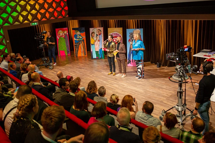 Irene Moors, Kevin van den Berg en Karim Amghar tijdens de uitreiking van Special Media Awards in 2022. 