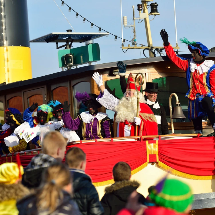 Kinderen mogen pas hun schoen zetten vanaf het moment dat Sinterklaas in Nederland is aangekomen.