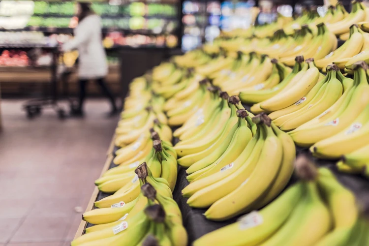 Bananen zijn belangrijk voor supermarkten. Ze leveren veel geld op en goedkope bananen geven een voordelig imago.