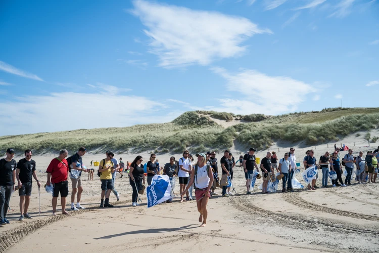 Vrijwilligers ruimen het afval van de Nederlandse stranden op.