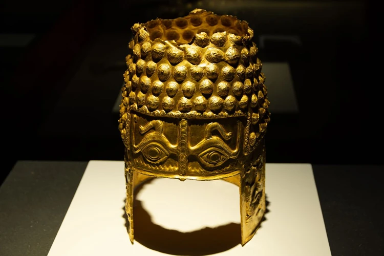 De gouden helm van Coțofenești tijdens een tentoonstelling in 2022.