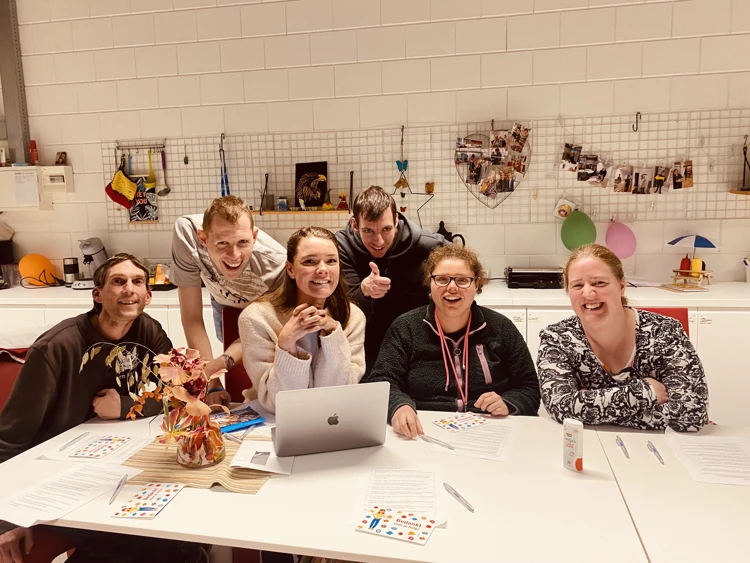 Dennis, Mark, Wouter, Grace en Alexia testen samen met Mirte (achter de laptop) de teksten voor de nieuwe stemhulp.