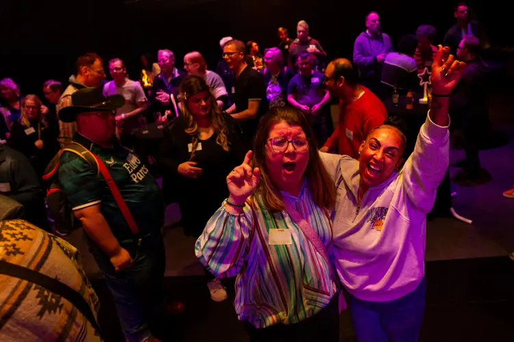 Juichende deelnemers van ABCDate tijdens een optreden van de ABCDate Bands in Den Haag.