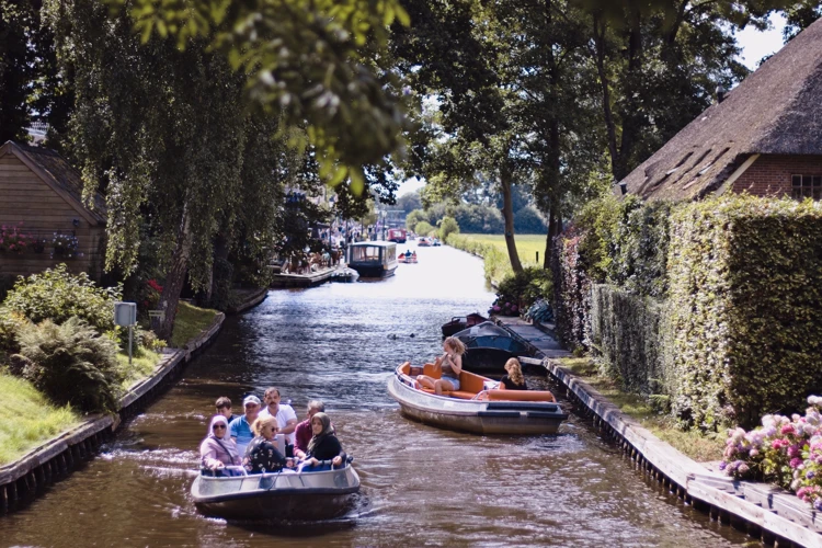 Giethoorn ligt in Nederland in de provincie Overijssel, ruim dertig kilometer van Zwolle, de hoofdstad van de provincie.