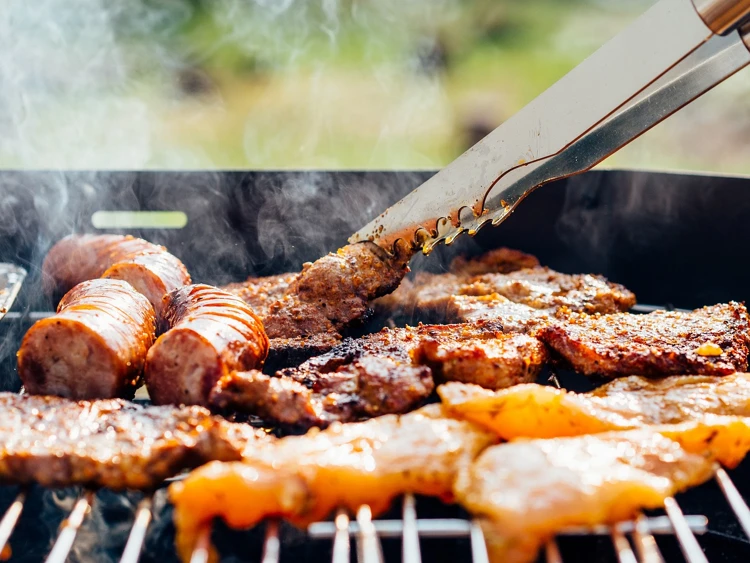 Gemiddeld genomen eten je gasten bij een barbecue ongeveer 500 à 600 gram per persoon.