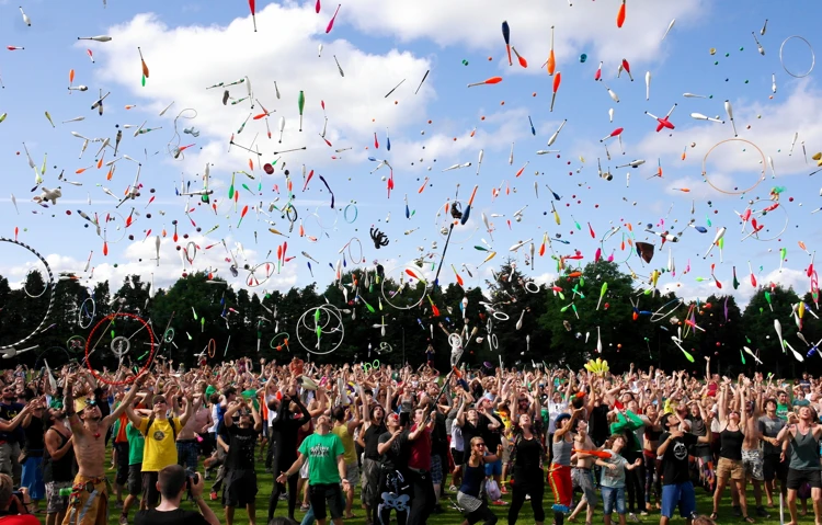 In Nederland zijn jaarlijks meer dan 1000 festivals die door 20 miljoen mensen bezocht worden.