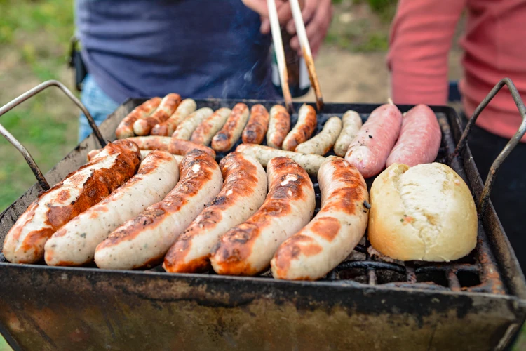 Met een houtskoolbarbecue krijgt het eten een lekkere rooksmaak.