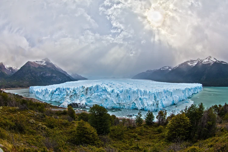 Dit is de Perito Moreno gletsjer in Argentinië. Deze gletsjer wordt steeds groter.