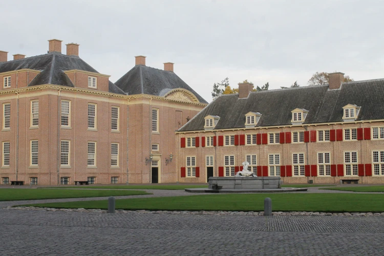 Paleis Het Loo is een paleis gelegen aan de rand van Apeldoorn.