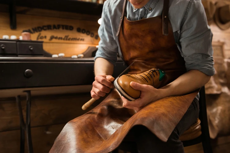 Als schoenmaker repareer je schoenen en andere lederen producten zoals jassen en tassen.