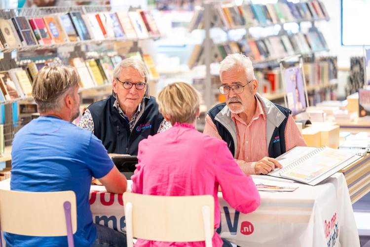 De vrijwilligers helpen je bij al je vragen over het openbaar vervoer.