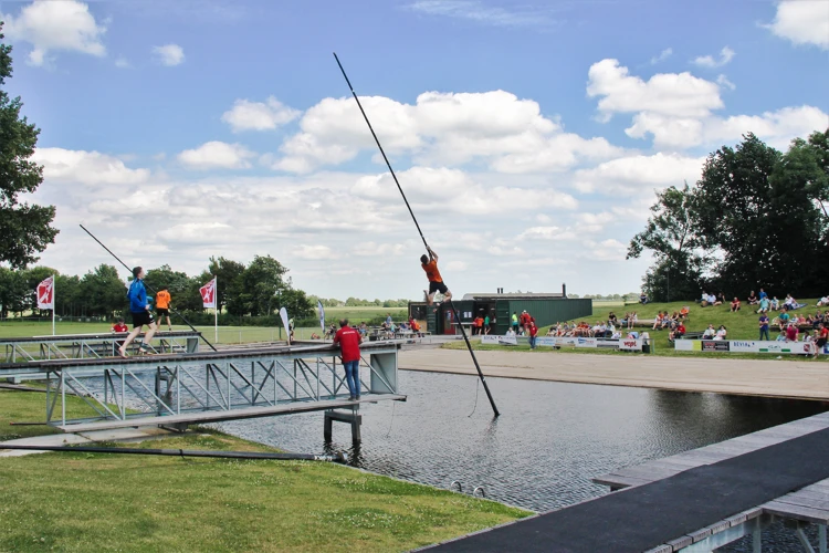 Fierljeppen op het NK in Linschoten