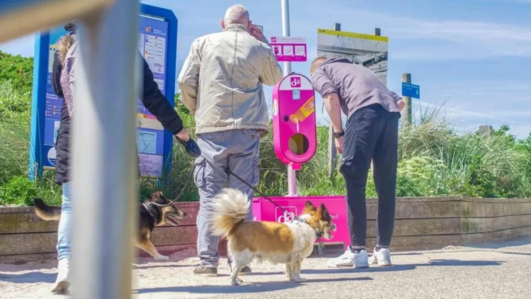 Op steeds meer plekken staan smeerpalen met gratis zonnebrandcrème.