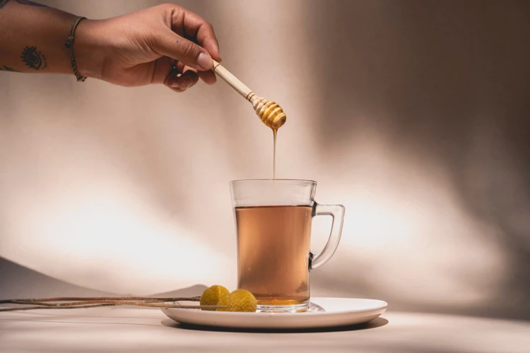 Honing in je thee helpt heel goed tegen hoesten!