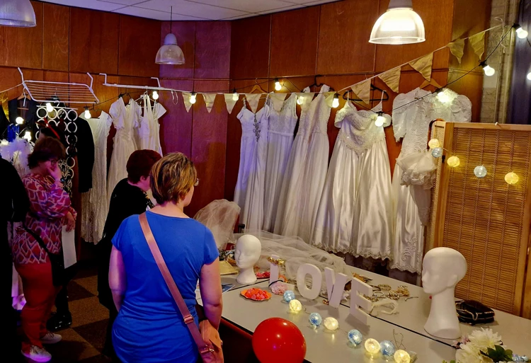 Deelnemers in de speciale bruidshoek op een discofeest in Groningen van ABCDate en ABCMaatje