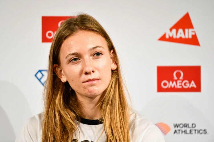 Femke Bol op een persconferentie