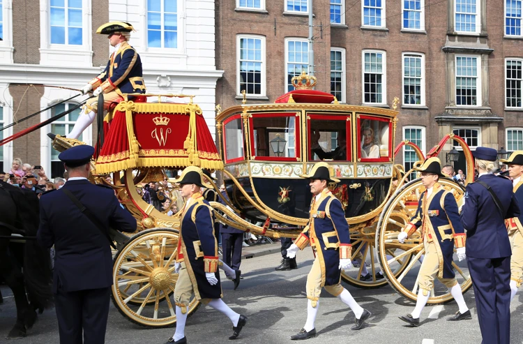 Het koninklijk paar rijdt in de Glazen Koets naar de Koninklijke Schouwburg.