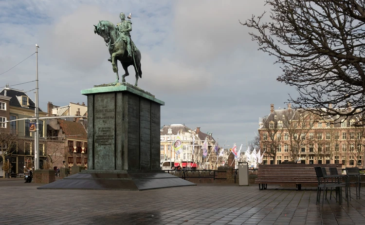 Het standbeeld van koning Willem II in Den Haag is niet het echte beeld maar een kopie. Het echte staat in Tilburg.