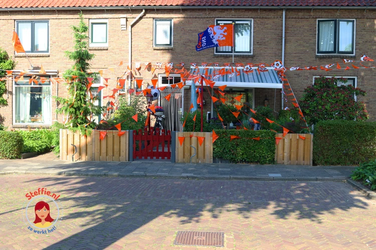 Huis met oranje versiering in Woerden